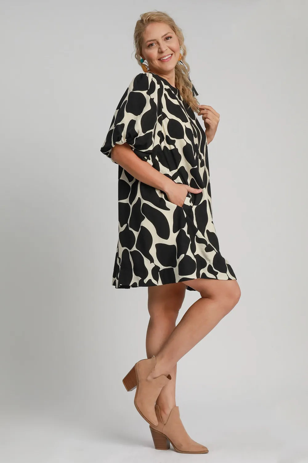 Full Size Two Tone Abstract Print Puff Sleeve Dress Plus Size in Black - product view 6