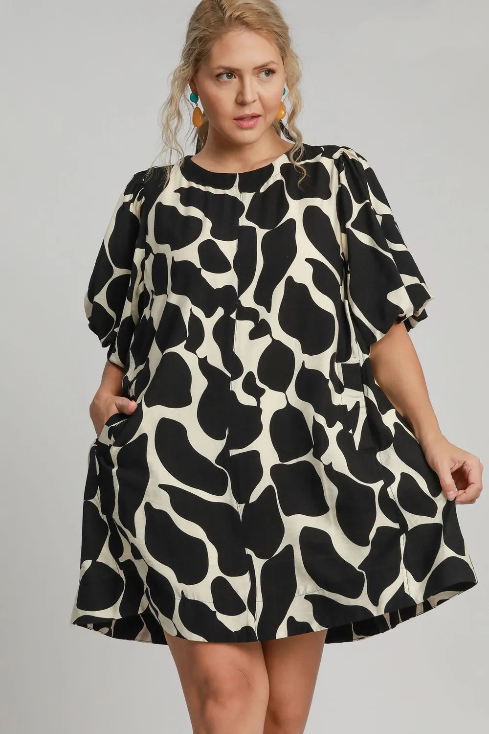 Full Size Two Tone Abstract Print Puff Sleeve Dress Plus Size in Black - product view 4
